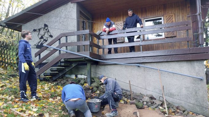 Gestaltung des Außenbereichs der Hütte Vereinsleben SCE